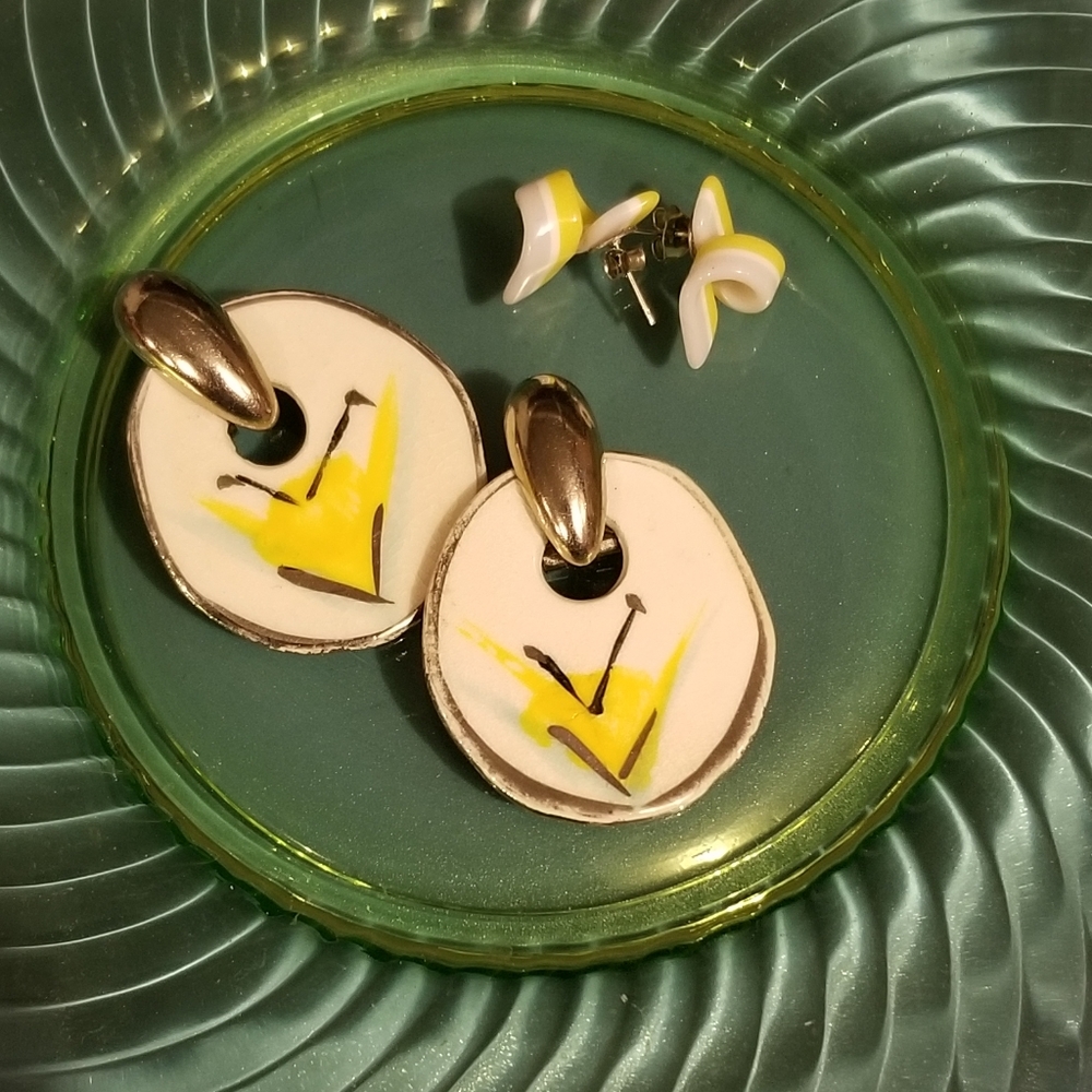 2 pairs of earrings